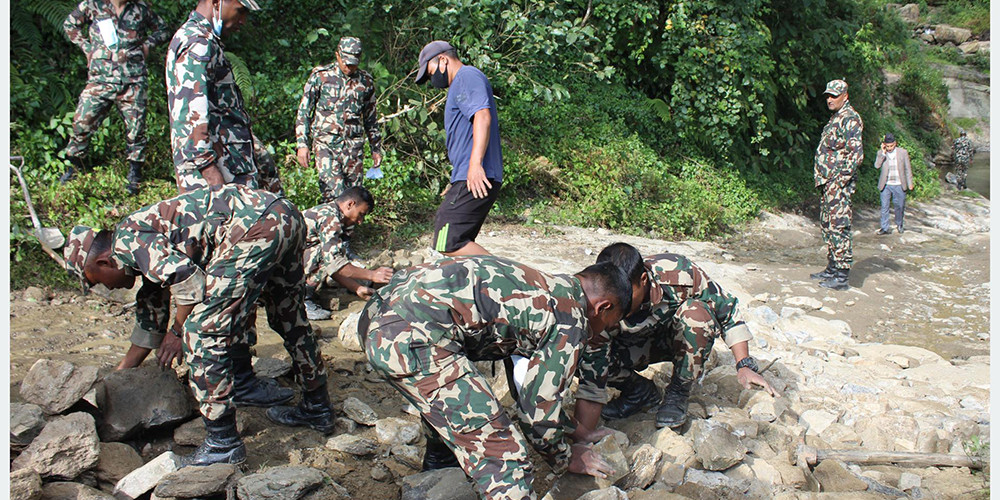 सडक मर्मतमा सहयोग पुर्याउँदै सेना