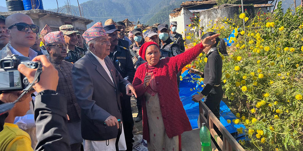 भूकम्प प्रभावितलाई भेटे राष्ट्रपति पौडेलले