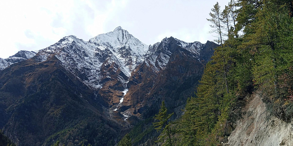 किन कालो  हुँदैछ सेताम्मे हिमाल ?