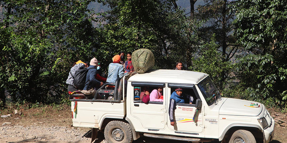 दुर्गम गाउँका नागरिकको पीडा : जोखिम मोलेर यात्रा गर्नुपर्ने बाध्यता