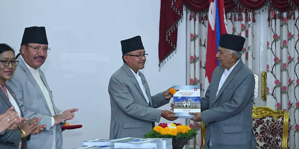 राष्ट्रपति पौडेलसमक्ष निर्वाचन आयोगको वार्षिक प्रतिवेदन पेस