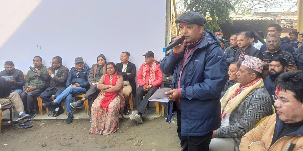 जनताका गुनासा सुन्दै महामन्त्री थापा