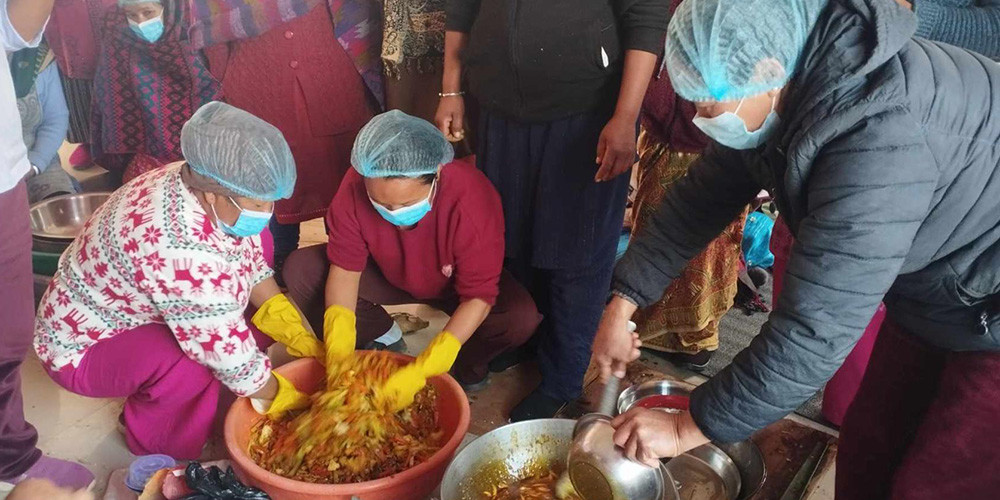 चौबिसे घुम्ने पर्यटकलाई अचार कोसेली