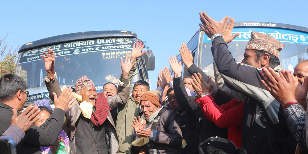 दिक्तेलको खाल्लेमा बस पुगेपछि...