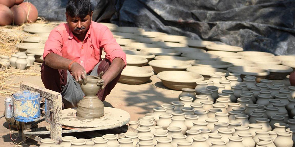 माटोमा शिल्प भरेर चलेको वीरपालको जीविका