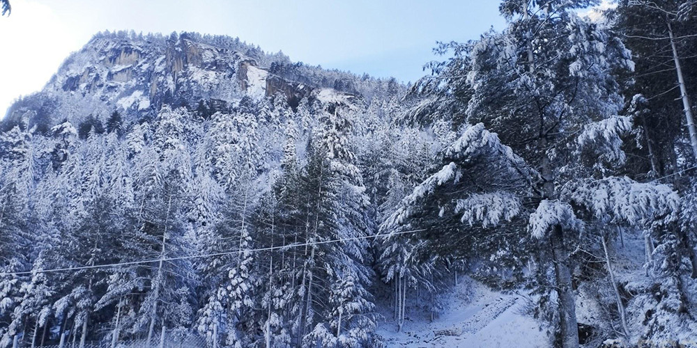 हिउँले सेताम्मे मनाङ