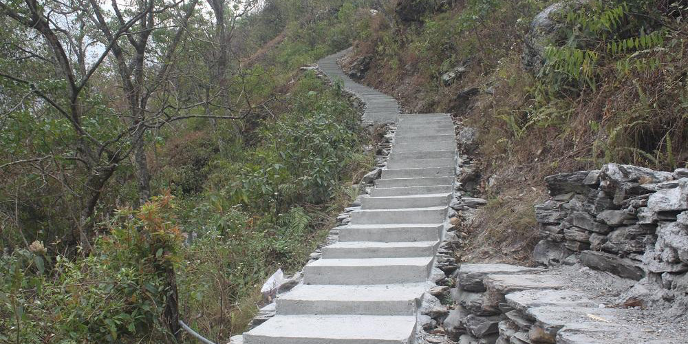 चन्दा र श्रमदान जुटाएर पदमार्ग निर्माण