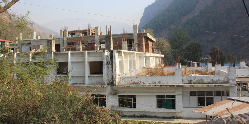 अस्पताल भवन निर्माणमा भएको विलम्बले सेवा प्रभावित