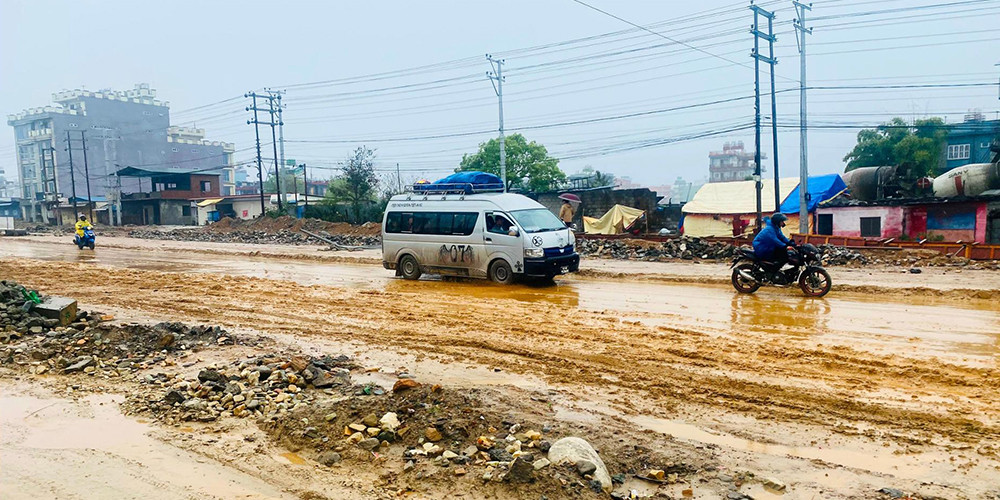 राजमार्गमा हिलो र धुलोले सास्ती