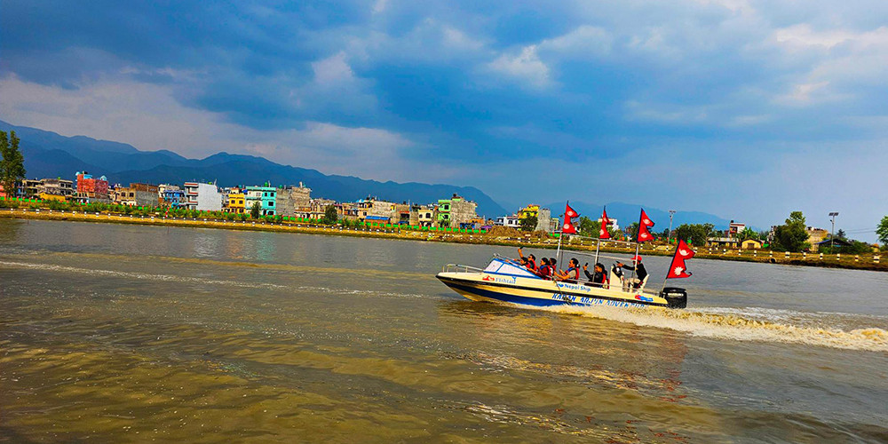 पर्यटक तान्दै मोटरबोट