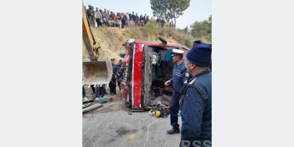 स्कुलबस दुर्घटना हुँदा तीन जनाको मृत्यु, ४० घाइते