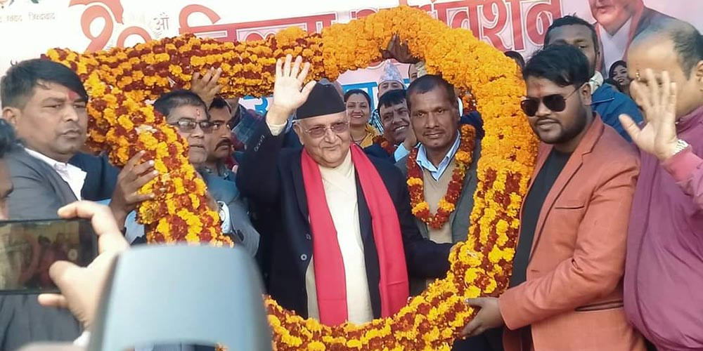 रौतहटमा ओलीलाई १०१ किलोको माला
