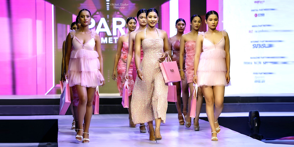 फेसन फेस्टिभलमा डिजाइन प्रस्तुत गर्दै मोडलहरू (तस्बिरहरू) 