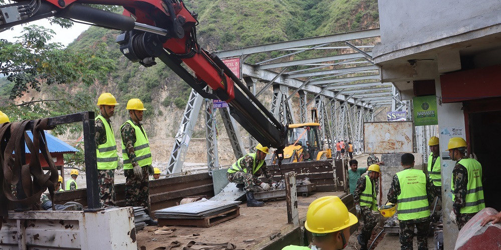 क्षतिग्रस्त सडक सञ्चालनमा सेना 
