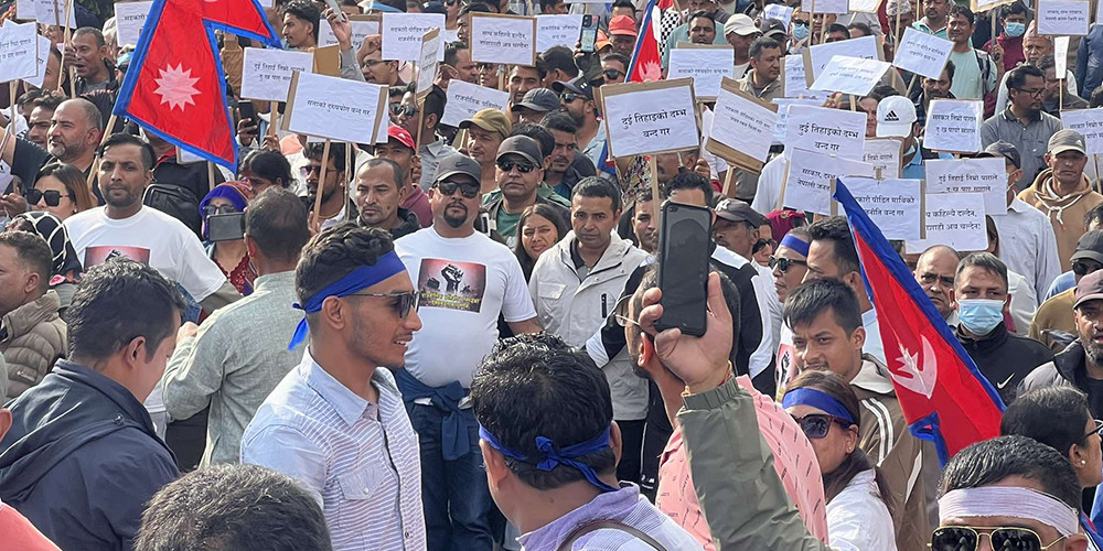 रास्वपा सभापति लामिछानेका समर्थकले गरे काठमाडौँमा प्रदर्शन (तस्वीरहरू)