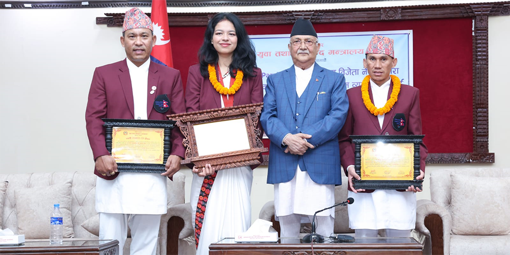 प्रधानमन्त्री ओलीबाट पदक विजेता पलेसालाई पुरस्कार प्रदान