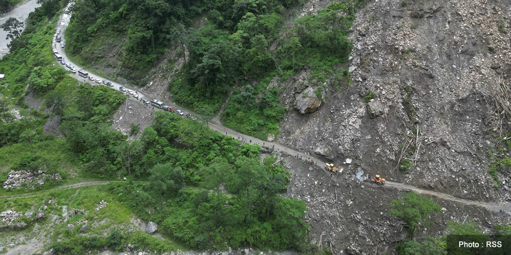बेनी–जोमसोम सडकखण्डमा पहिराले यातायात अवरुद्ध 