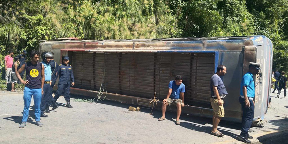 मुग्लिन–नारायणगढ सडक खण्डमा भिरबाट खसेको ढुंगा लागेर बस पल्टियो, २५ जना यात्रु घाइते