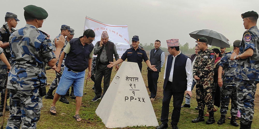 सशस्त्रको एक पल्टुनको एक फौज २४सै घण्टा सीमा गस्तीमा