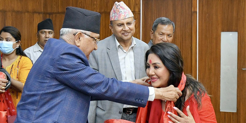 अभिनेत्री करिश्मा भन्छिन् : एमाले रोज्नुको कारण अध्यक्ष ओली 