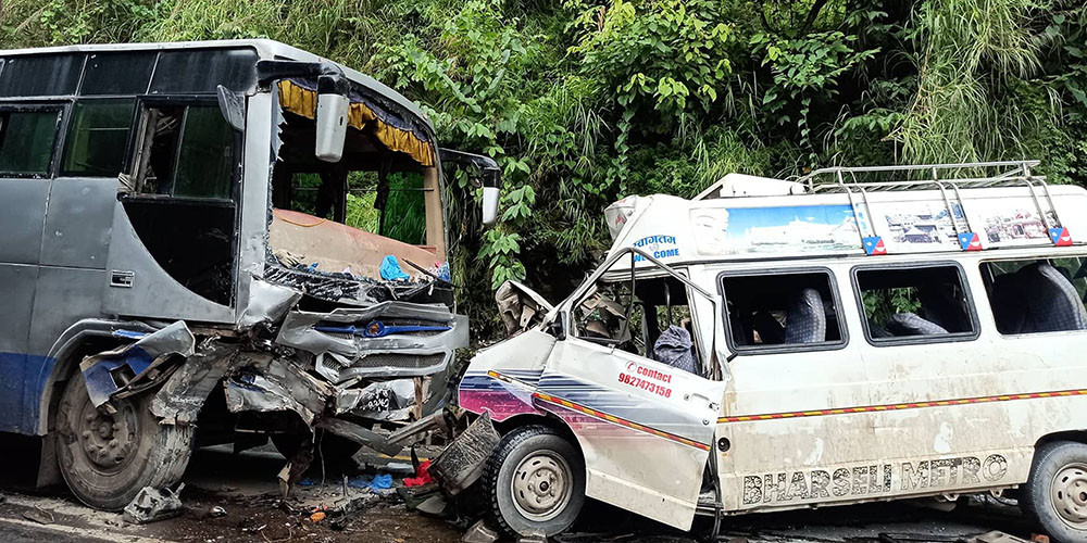 बस र माइक्रो एकापसमा ठक्कर खादाँ एकको मृत्यु