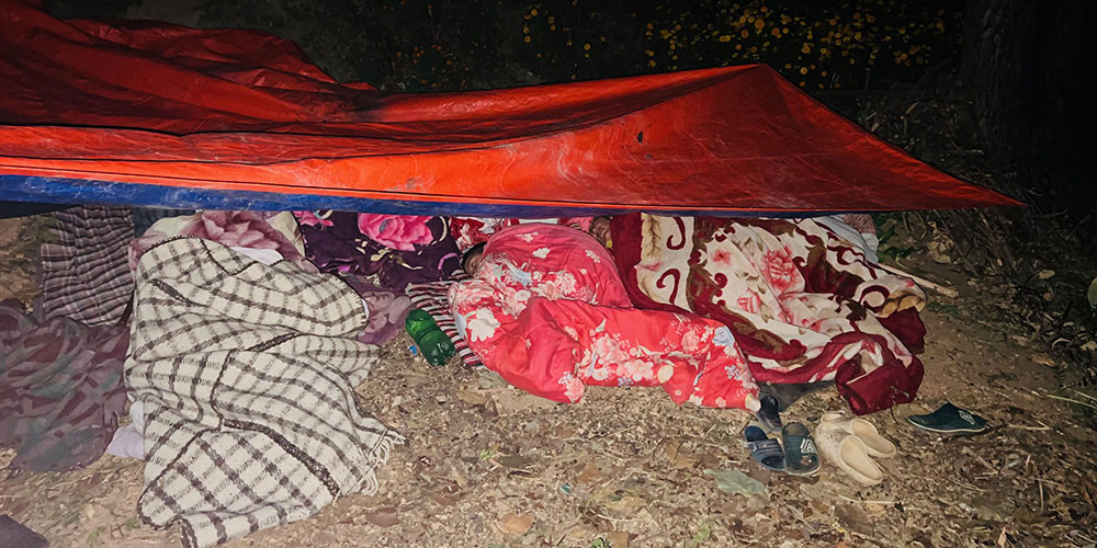 खुला आकाशमुनि रात बिताउँदा...