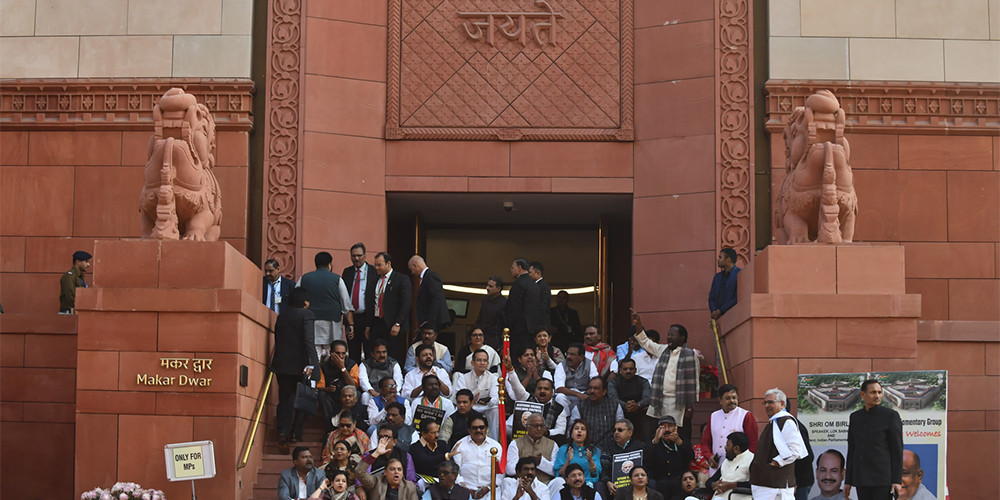 भारतका अधिकांश विपक्षी सांसदलाई संसद्मा रोक