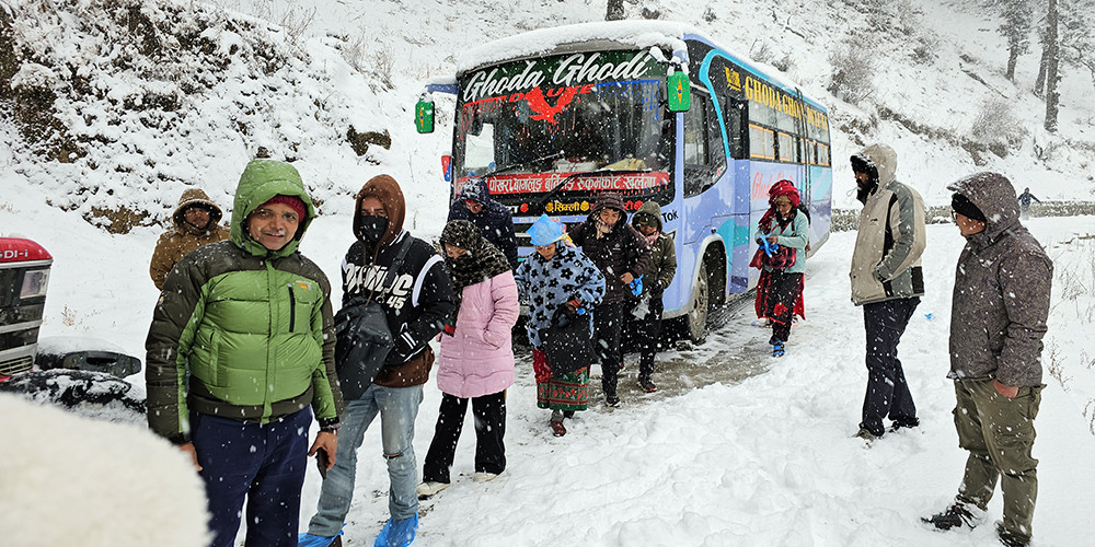 हिमपातले मध्यपहाडी लोकमार्ग अवरुद्ध