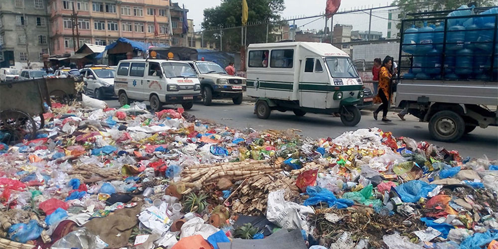 काठमाडौँका सडकमा फोहरको डङ्गुर