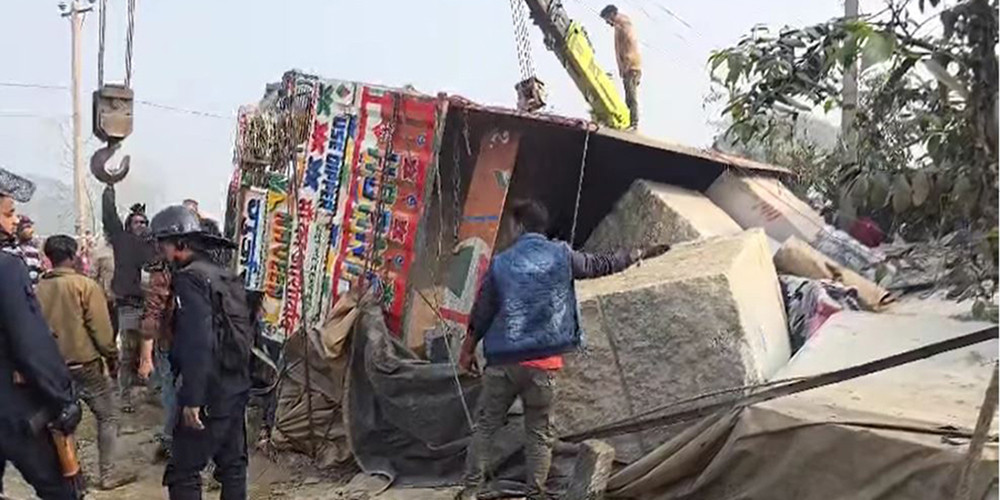 ट्रक दुर्घटनामा तीनको मृत्यु, एक घाइते
