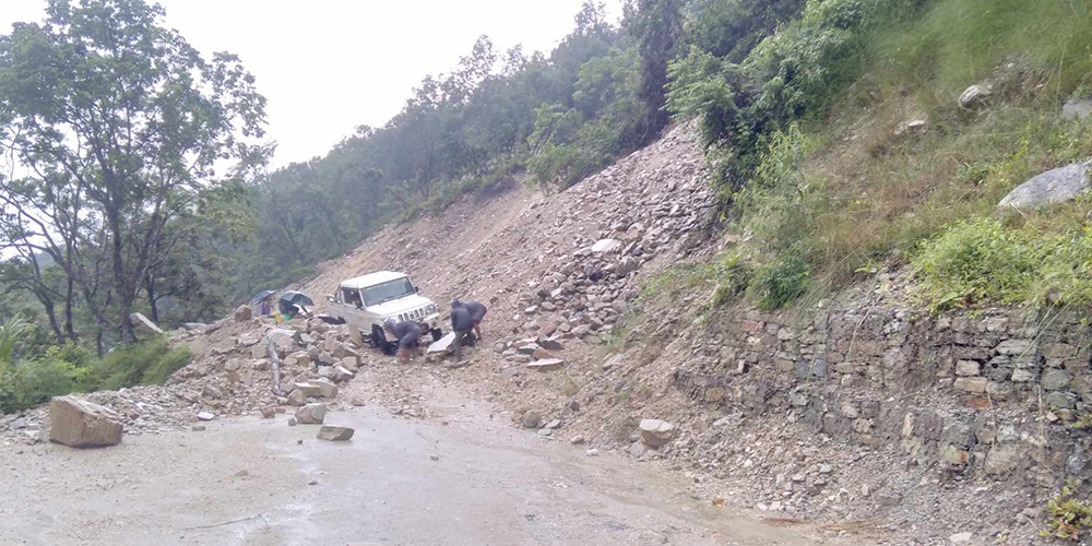 मनाङको अवस्था : ३५ किलोमिटरमा ३५ पहिरा
