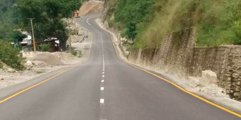 चितवन राष्ट्रिय निकुञ्जभित्रको सडक मर्मत सुरु