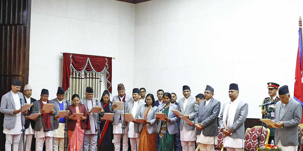 नवनियुक्त मन्त्रीहरुले लिए शपथ 