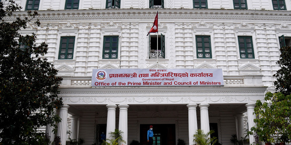 कांग्रेस र एमालेसहित विभिन्न संस्थाले आज सरकारको राहत कोषमा रकम हस्तान्तरण गर्दै