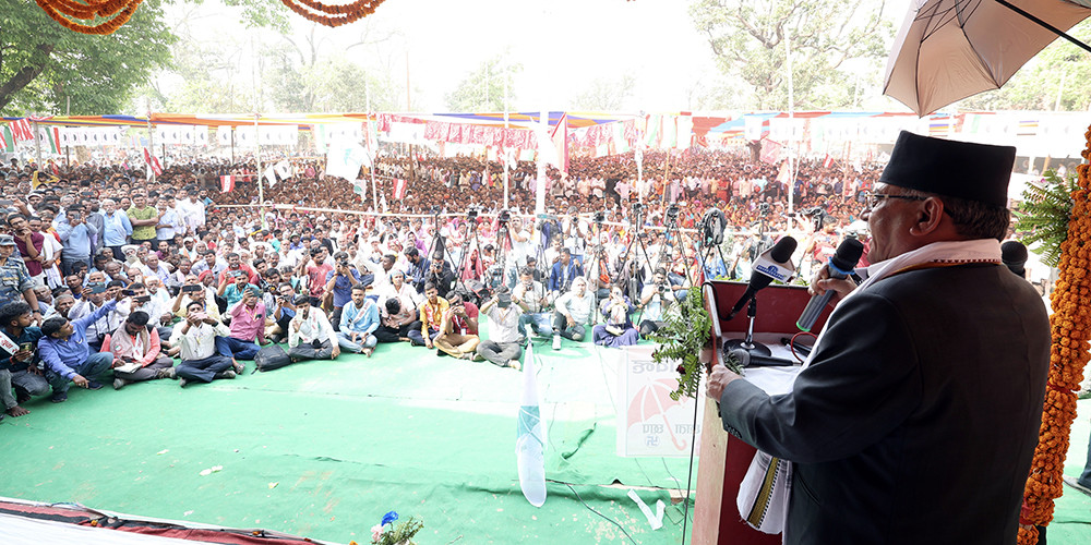 चुनावी सभालाई सम्बोधन गर्दै नेताहरू (फोटो फिचर)