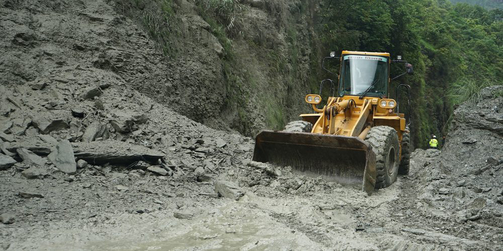 वर्षासँगै देशका विभिन्न ठाउँमा सडक अवरुद्ध, तराईमा डुबान 