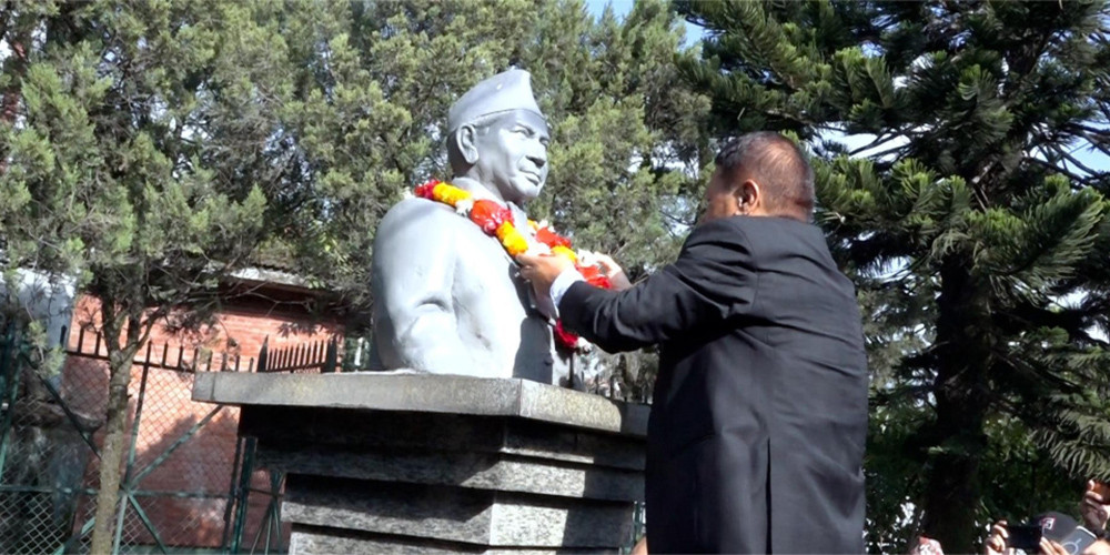 मन्त्री सिंहले गरे गणेशमान सिंहको शालिकमा माल्यार्पण