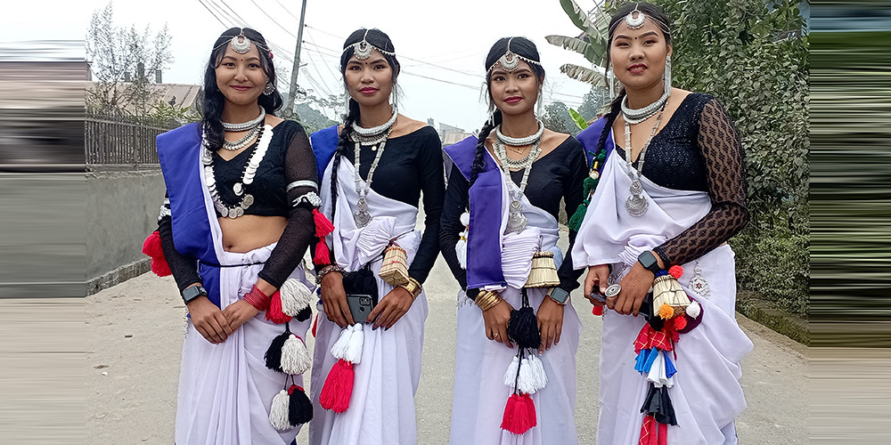 भेषभुषामा सजिएका थारू युवतीहरु
