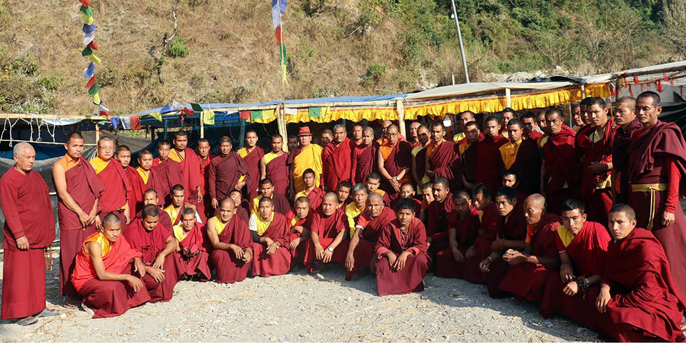 शान्ति र अहिंसाका लागि प्रार्थना गर्दै बौद्ध धर्मावलम्बी लामा गुफाभित्र