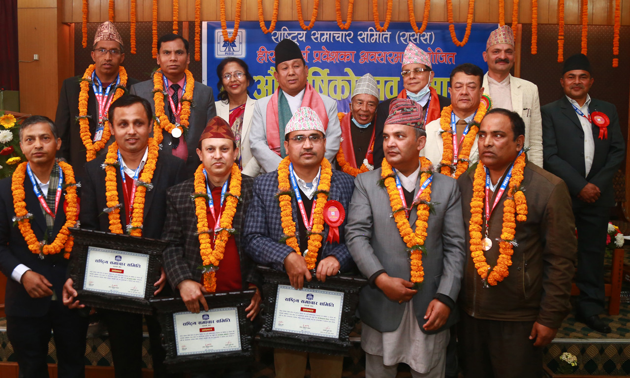 १२ राससकर्मीलाई ‘दीर्घ सेवा पदक’