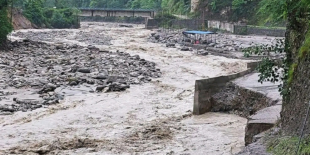 मैवाखोलाका १० घर उच्च जोखिममा, यातायात र विद्युत ठप्प