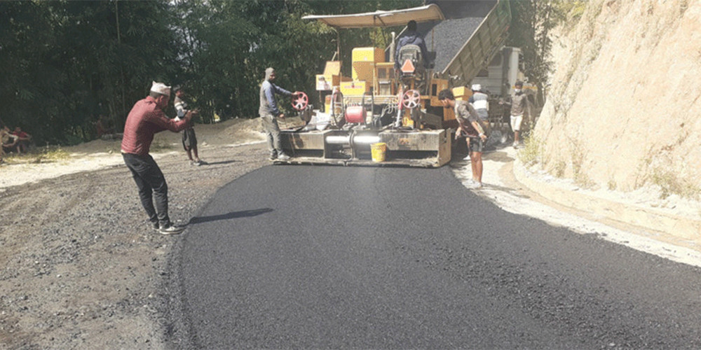 भद्रपुर–इलाम– सलकपुर सडक कालोपत्र गरिँदै