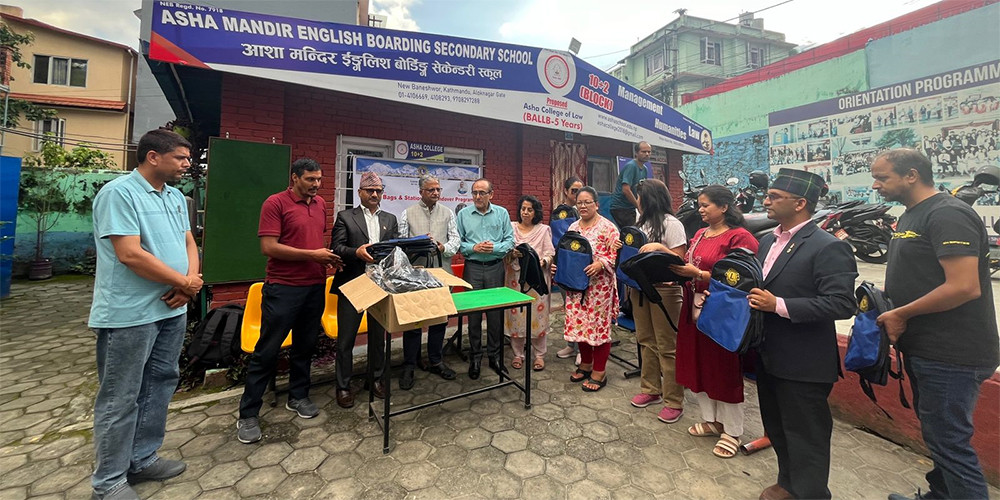 लायन्स क्लबद्वारा विद्यार्थीका लागि शैक्षिक सामग्री हस्तान्तरण 