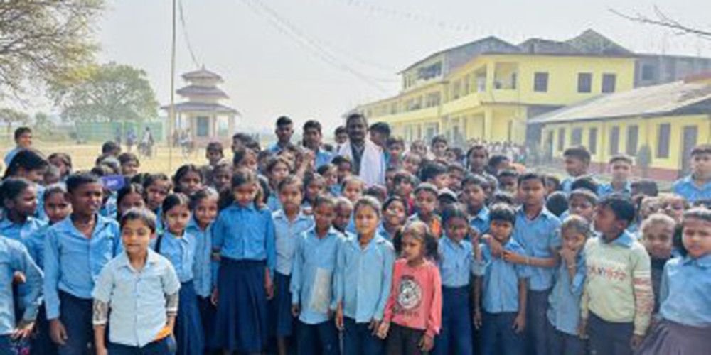 ‘ती राजनीतिकर्मी र यी प्रधानाध्यापक वीरबल’
