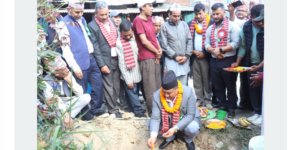 ट्रयाक खोलिएको करिब २० वर्षपछि नुवाकोटको विदुरहुँदै धादिङको खनियाबास पुग्ने सडक कालोपत्र सुरु 