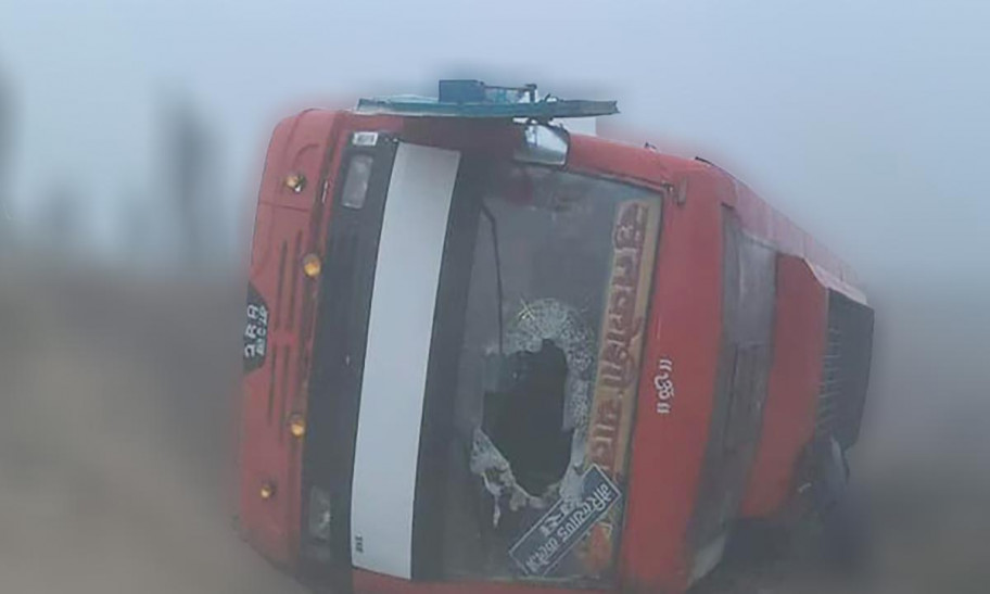 विद्यार्थी बोकेको गाडी पल्टिँदा पाँच जना घाइते