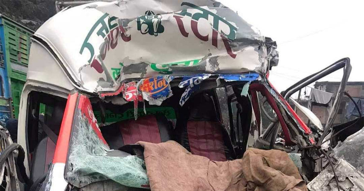 रोकिराखेको ट्रकमा माइक्रो ठोक्किँदा दुईको मृत्यु