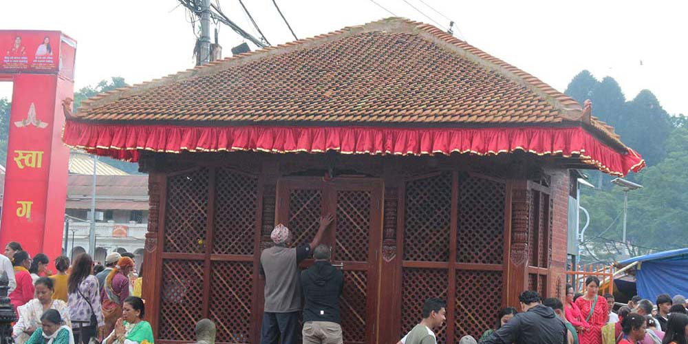 पशुपति क्षेत्र विकास काेषले हटाउन खाेजेकाे भजन फल्चा काठमाडाैँ महानगरले पुन:निर्माण गर्याे