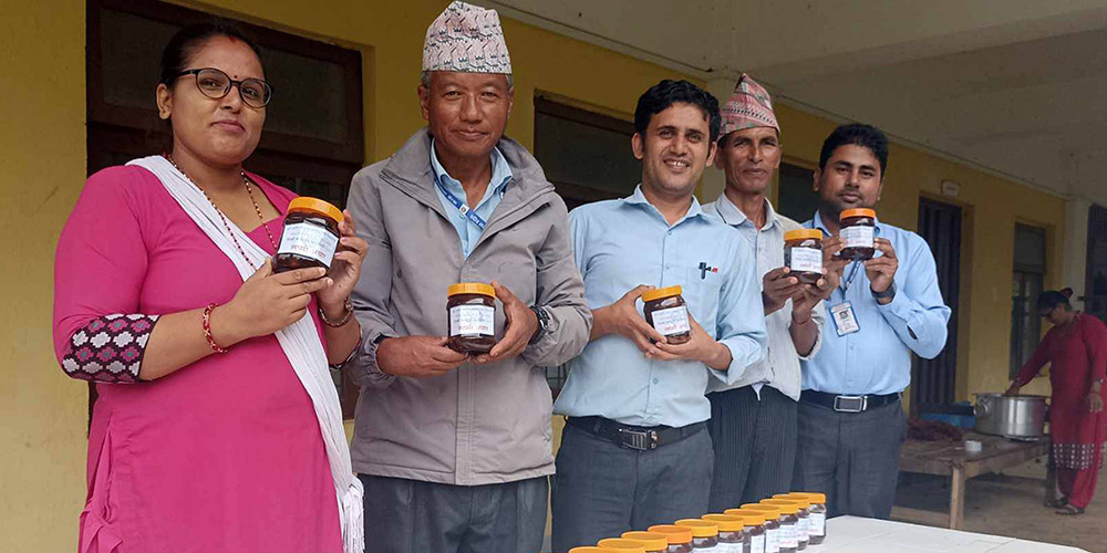 विद्यालयमा लप्सीको अचार बनाउन सिकाइँदै
