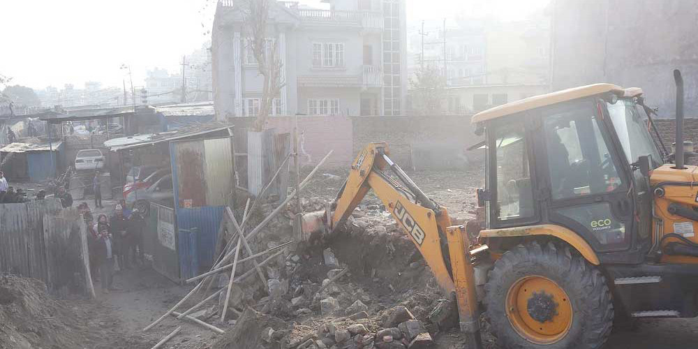 विष्णुमति करिडोर मिचेर निर्माण गरिएको संरचना भत्काइयो